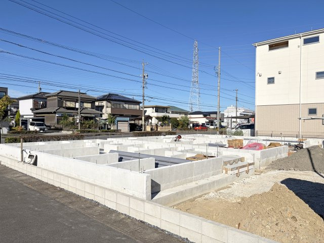 【蟹江町学戸Ⅲ 3号棟】大容量収納×長期優良住宅の前面道路含む現地写真|現地（2026.010月上旬）撮影
現況：基礎工事