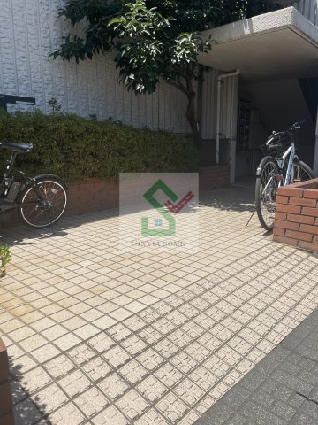 栗原ガーデンハイツのエントランス