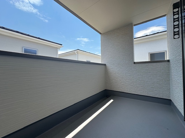 【新築戸建】　いわき市平赤井2期　長期優良住宅　全1棟のバルコニー|同社施工写真　バルコニーは広々としていてお洗濯が楽ちんです。また日当たりを好む植物を育てるにはぴったりの空間なので、ガーデニングの場としても楽しむことができます