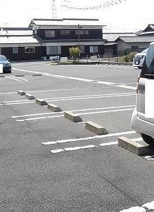 モン・ラニッシュの駐車場|車をお持ちの方に嬉しい駐車場付きの物件です