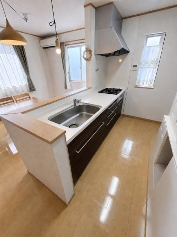 越谷市大里　中古戸建のキッチン|フロアコーティングをしてあるので水廻りの床もとても綺麗です