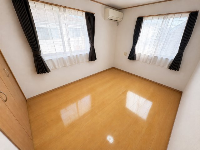 越谷市大里　中古戸建の洋室|2階の洋室もとても綺麗に使用されています