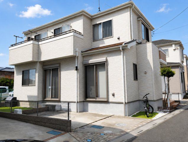 越谷市大里　中古戸建の外観|南側庭、南側駐車場かつ全室南向きでとても明るいです