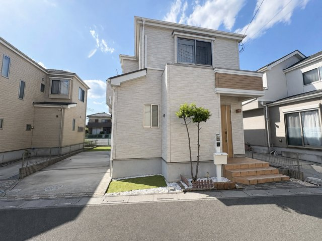 越谷市大里　中古戸建の前面道路含む現地写真|カースペースと自転車置き場、お庭も付いてるゆったりとした敷地