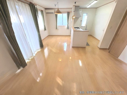 越谷市大里　中古戸建の居間・リビング|南西向きリビングで明るい
家具を消す加工をしています