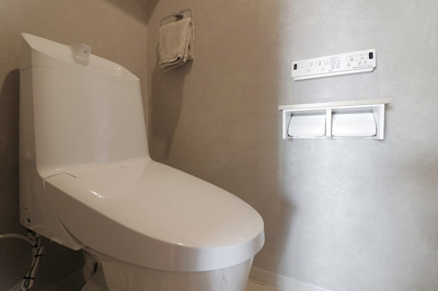 【トイレ】 | ディオ・フェルティ豊中 | 温水洗浄便座付のトイレで、冬の寒い時期でも快適！汚れた時にはサッと拭けて衛生的です。