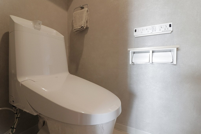 【トイレ】 | ディオ・フェルティ豊中 | 温水洗浄便座付のトイレで、冬の寒い時期でも快適！汚れた時にはサッと拭けて衛生的です。