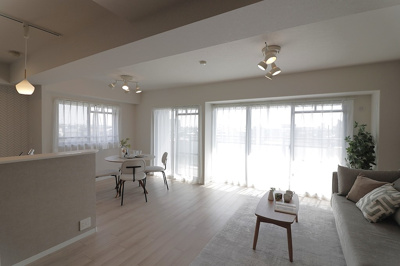 【居間・リビング】 | ディオ・フェルティ豊中 | 南西・南東の二面採光を確保！大きな窓のあるリビングは、室内にいながら広々とした開放感が味わえます。