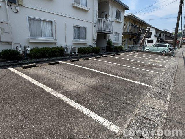 プレジール東海の駐車場