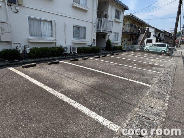 プレジール東海の駐車場