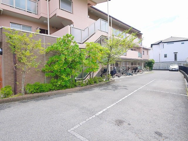 リジェール菅原の駐車場|駐車場に車を止められます