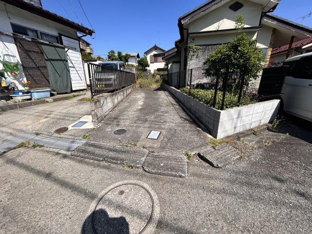あきる野市伊奈　30坪売地！駅徒歩13分☆の前面道路含む現地写真