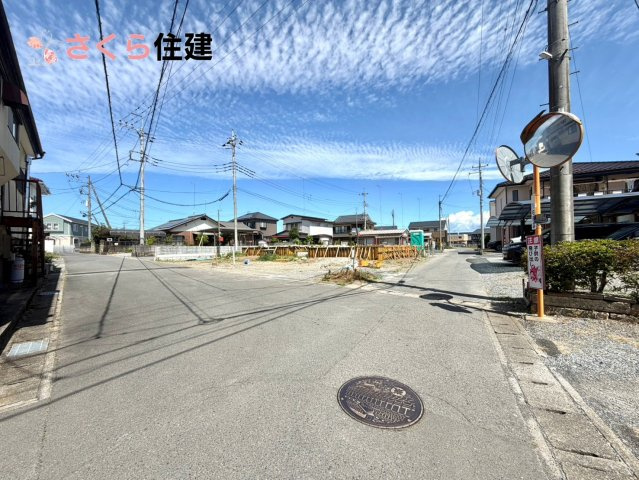 クレイドルガーデン　栃木市箱森町第6　３号棟の前面道路含む現地写真|前面道路南側5.19～7.11ｍ（法42条2項道路）東側4ｍ（法42条2項道路）