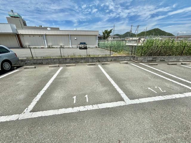 グランディール大幸の駐車場