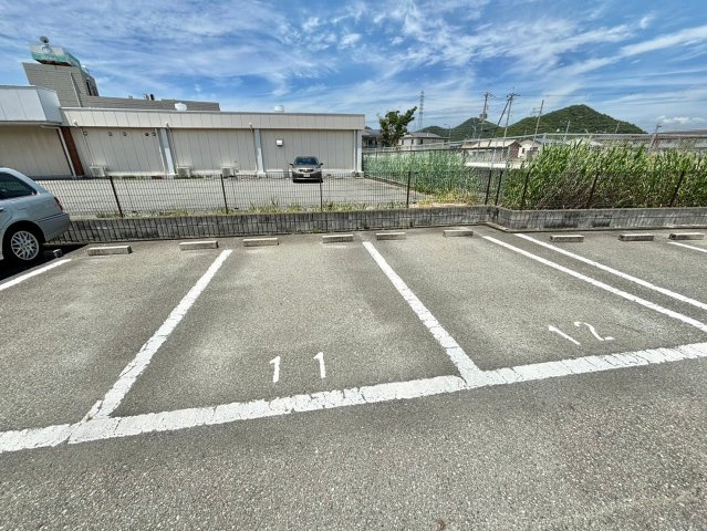 グランディール大幸の駐車場