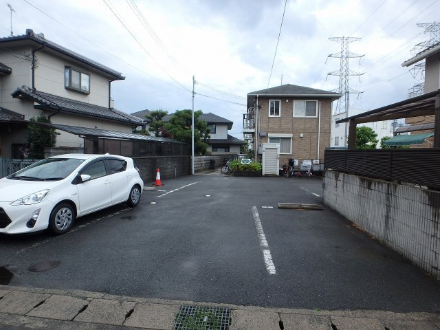 ジュネス辻井の駐車場