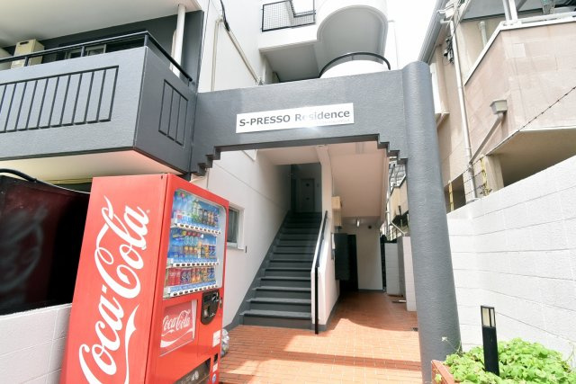 西宮市甲子園八番町の賃貸マンションのエントランス