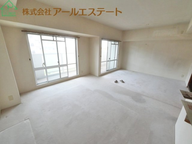ファミールハイツ加古川壱番館　　山陽電鉄「浜の宮駅」徒歩19分の居間・リビング