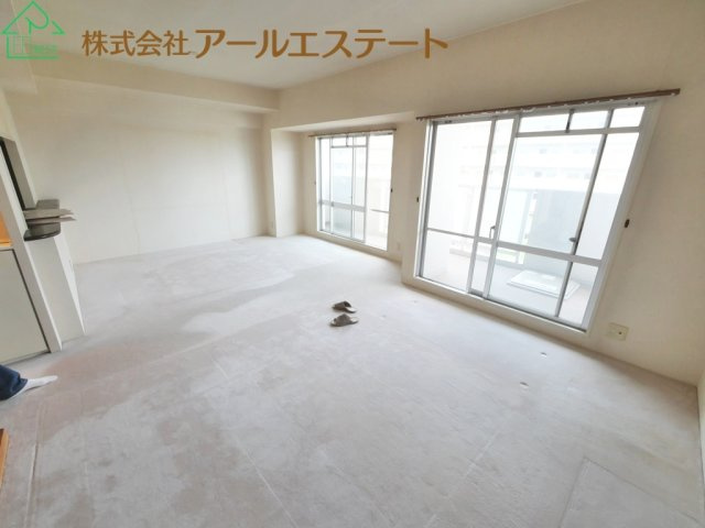 ファミールハイツ加古川壱番館　　山陽電鉄「浜の宮駅」徒歩19分の居間・リビング