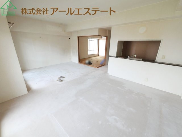 ファミールハイツ加古川壱番館　　山陽電鉄「浜の宮駅」徒歩19分の居間・リビング