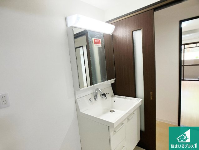 ライオンズマンション東加古川の独立洗面台|清潔感のある洗面台です。フラットな鏡は掃除がしやすく毎日清潔！鏡裏には収納があるのでスッキリとした洗面台が保てます。