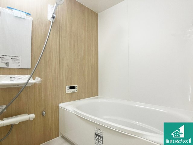 ライオンズマンション東加古川の浴室|足をゆったり伸ばして寛げる浴槽です。窓が設けられていますので差し込む光が明るく穏やかな雰囲気にしてくれます♪浴室乾燥機も設置しているので、雨の日の洗濯物も安心です♪