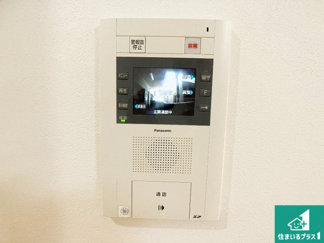 ライオンズマンション東加古川の防犯設備|カラーモニターインターホン！声だけでなく来訪者の姿や顔がモニターで確認できるので、小さなお子様がいらっしゃるご家庭でも安心できます！