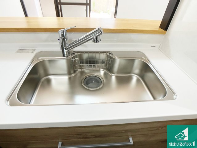 ライオンズマンション東加古川の設備|蛇口の先端に浄水器を内蔵しています！原水と浄水、お湯と冷水、シャワーの切替えがワンタッチなので用途によって使い分けられます。