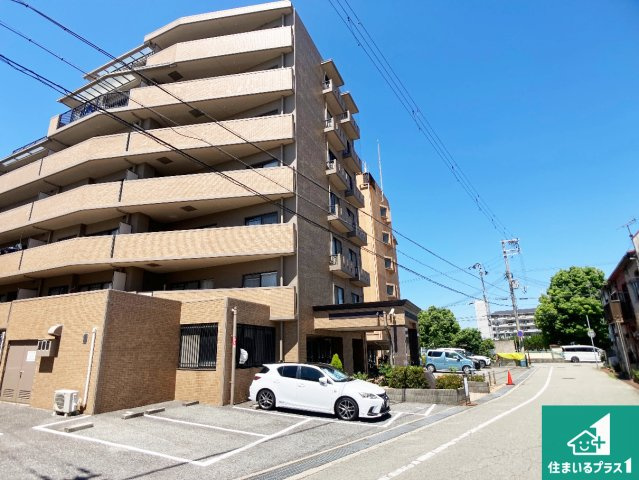 ライオンズマンション東加古川の外観|周辺は閑静な住宅街！前面道路広々で車の出し入れも便利です。駐車が苦手な方でも安心して車庫入れできます！
