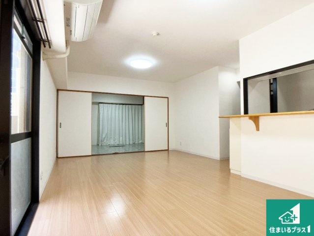ライオンズマンション東加古川の居間・リビング|シンプルなリビングは、観葉植物等のインテリアを楽しめますね！パパ好みにも、ママ好みにも家具次第で雰囲気を変えることができます！