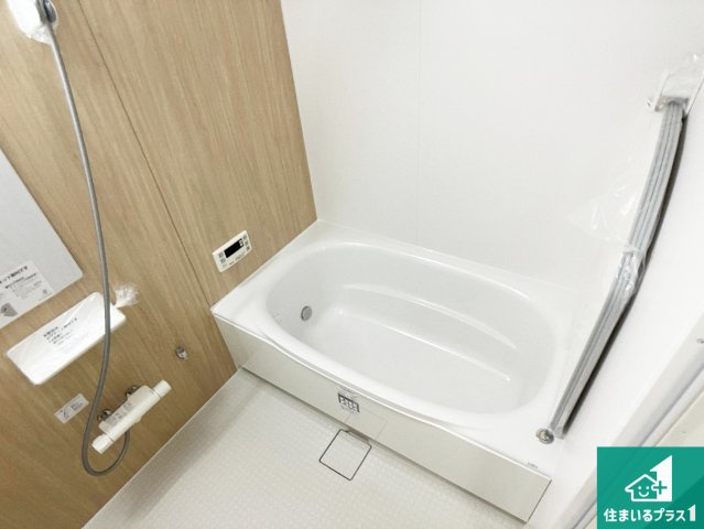 ライオンズマンション東加古川の浴室|足をゆったり伸ばして寛げる浴槽です。窓が設けられていますので差し込む光が明るく穏やかな雰囲気にしてくれます♪浴室乾燥機も設置しているので、雨の日の洗濯物も安心です♪