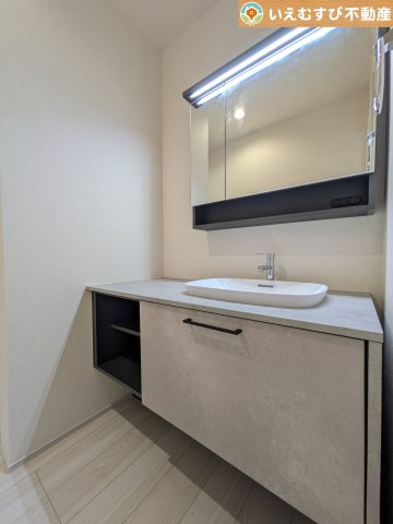 Livele Garden.S　深谷稲荷町北第3の独立洗面台|スタイリッシュな洗面台と広々空間
洗面室と脱衣所が分かれているのですっきりとした空間がキープできますね♪