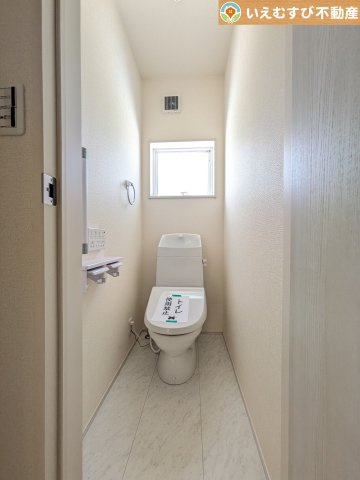 Livele Garden.S　深谷稲荷町北第3のトイレ|シンプルで清潔感のあるトイレ
窓付きで明るく、お掃除しやすいシンプルな空間♪