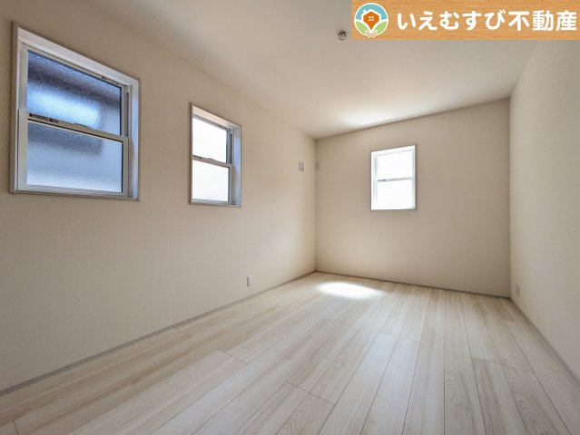 Livele Garden.S　深谷稲荷町北第3の洋室|シンプルで明るいお部屋
2面採光で日当り良好！シンプルなお部屋なので自分で家具を選ぶのが楽しみですね！