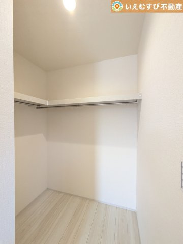 Livele Garden.S　深谷稲荷町北第3の収納|たっぷりの収納力を備えたウォークインクローゼット
たくさん収納できるので季節物やかさばるバッグなども片付きます♪