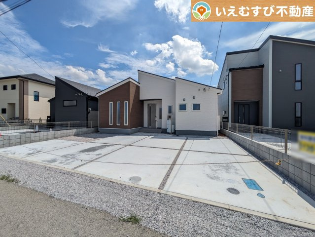 Livele Garden.S　深谷稲荷町北第3の駐車場|並列4台駐車可能なゆとりのカースペース
複数台車をお持ちでも、お友達が遊びに来てもゆとりの駐車スペース！