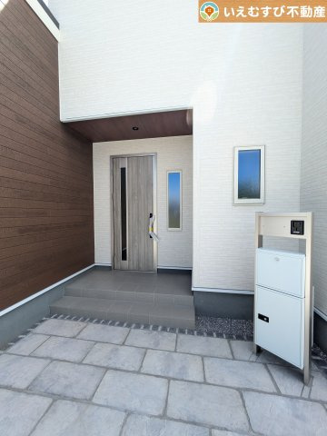 Livele Garden.S　深谷稲荷町北第3のエントランス|落ち着いた色づかいのエントランス
駐車場からアクセスの良いエントランス。雨の日や荷物が多くても安心の動線♪