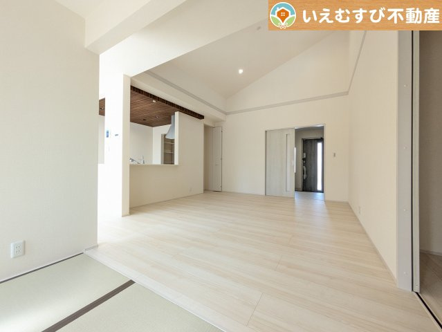 Livele Garden.S　深谷稲荷町北第3の居間・リビング|自然光で満たされる明るく開放感溢れるリビング
たっぷりの採光で明るい空間。家族みんなでくつろげます♪