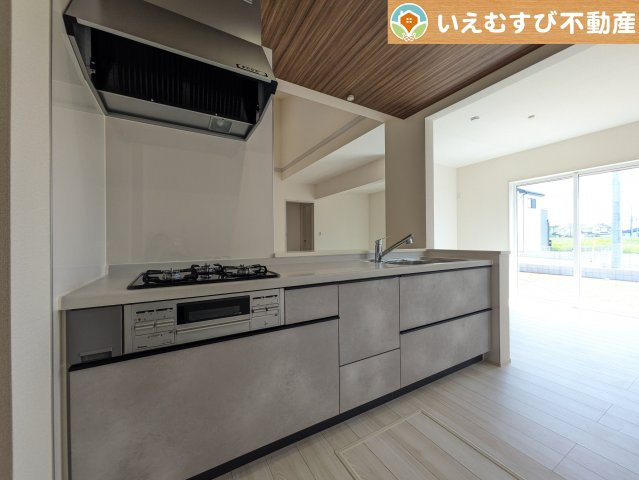Livele Garden.S　深谷稲荷町北第3のキッチン|対面キッチンでリビングを見渡せる
お子様の遊んでいる様子や宿題をしている様子など見守りながらお料理が作れますね♪