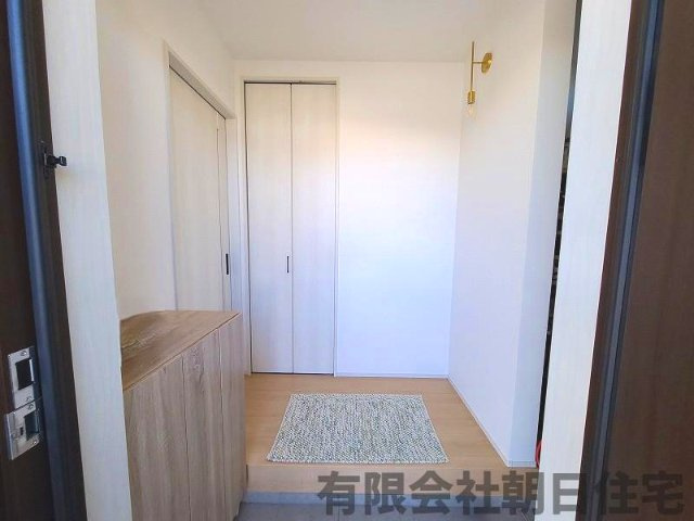 【玄関】 | 東出雲町出雲郷築浅中古戸建 | 土間もあり、収納豊富な玄関です。