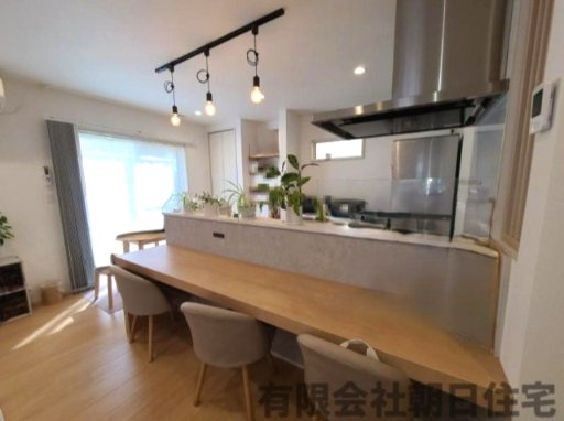 【キッチン】 | 東出雲町出雲郷築浅中古戸建 | カウンターのある明るくおしゃれなダイニングキッチンです。