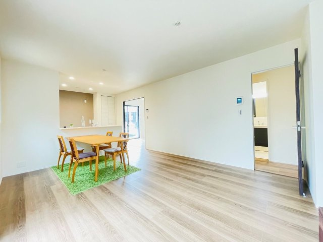 豊田市野見山町　新築分譲住宅　全1棟　1号棟の居間・リビング|どこにいても家族の顔が見える、明るく開放的なLDK。