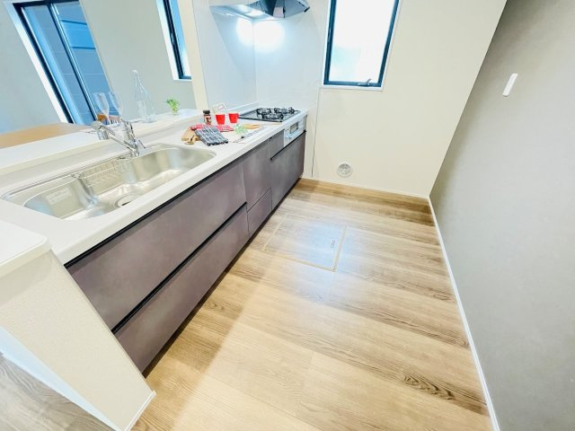 豊田市野見山町　新築分譲住宅　全1棟　1号棟のキッチン|広いシステムキッチンでお子様と一緒にお料理もできます。