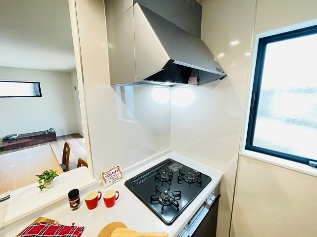 豊田市野見山町　新築分譲住宅　全1棟　1号棟のキッチン|便利な3口コンロ。