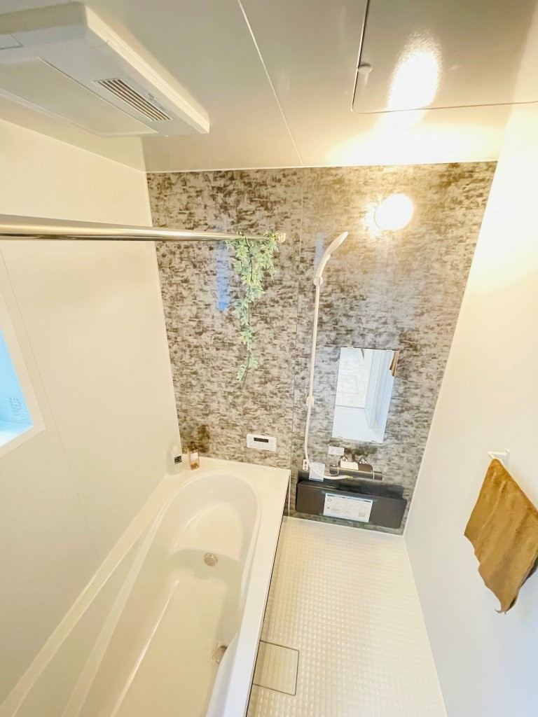 豊田市野見山町　新築分譲住宅　全1棟　1号棟の浴室|１坪タイプのユニットバス！浴槽は断熱材入りでお湯が冷めにくいです♪浴室乾燥機で梅雨の時期は洗濯物を乾かせます！
