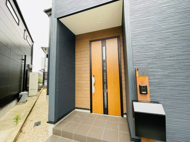 豊田市野見山町　新築分譲住宅　全1棟　1号棟の玄関|玄関ポーチがあるので、雨の日でも濡れることがなくドアの開け閉めができます。