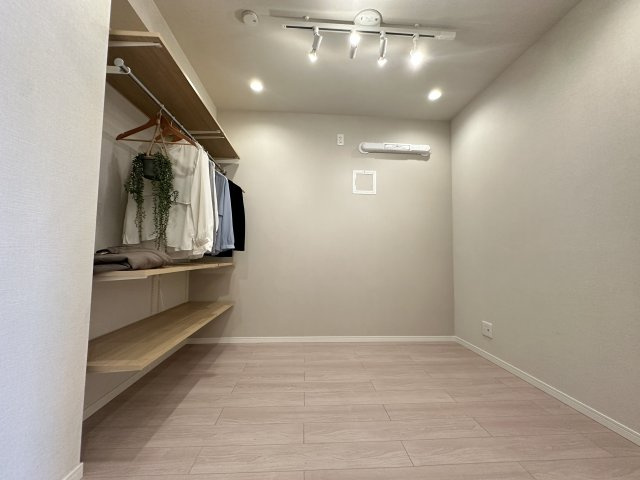 横浜スカイハイツの洋室|お部屋が開放的な印象になるオープンクローゼットです。出し入れもしやすいので家事効率も◎