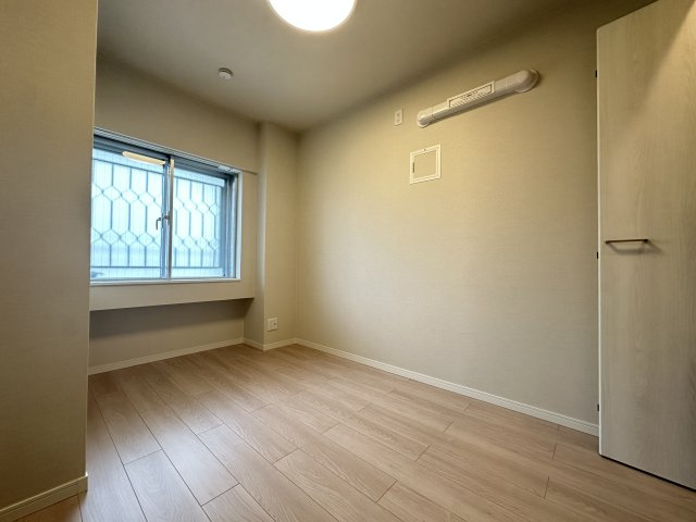 横浜スカイハイツの洋室|廊下側のお部屋です。明るさも充分あるお部屋なので、居室としての居住性にも適してますよ。