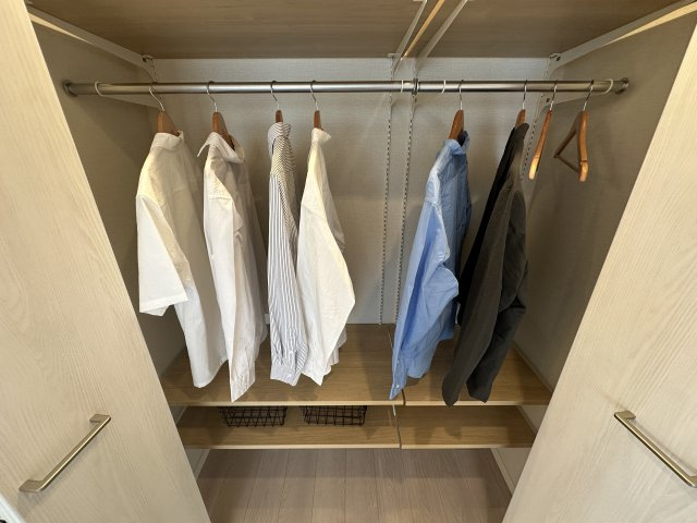 横浜スカイハイツの収納|下段にも可動棚がついた造作風のクローゼットです。かばんや小物もスッキリ収納でき身支度もはかどります。
