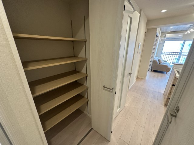 横浜スカイハイツの収納|廊下収納です。稼働棚なので掃除用具入れにしてもストック品の収納庫にも色々な使い方が出来ますよ。